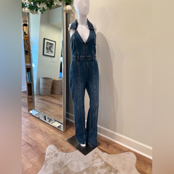 •Alice + Olivia •Noemi Halter Neck Denim Jumpsuit •Worn once •Size: 28 - Picture 13 of 15